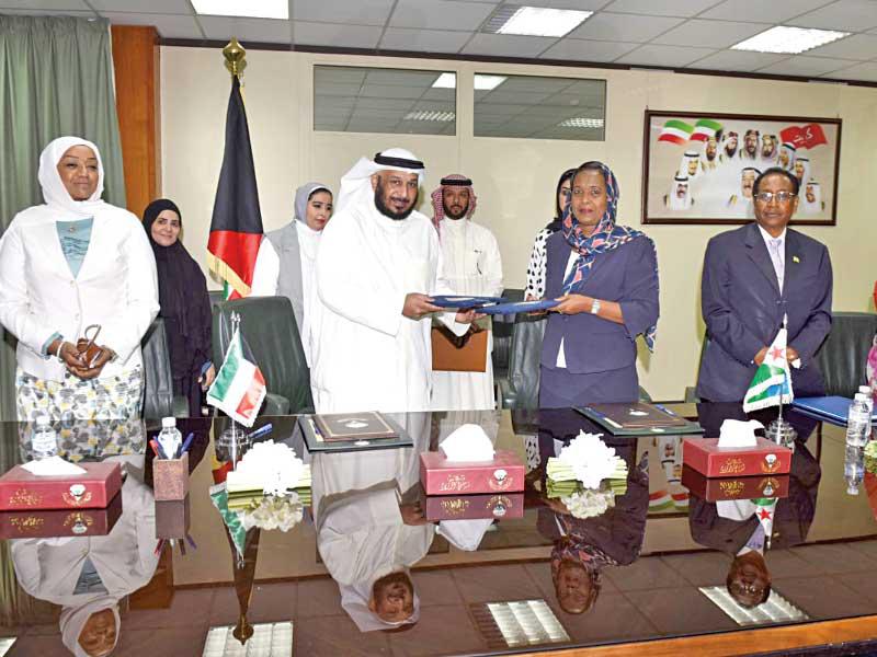 الخراز ووزيرة المرأة الجيبوتية عقب توقيع مذكرة التفاهم