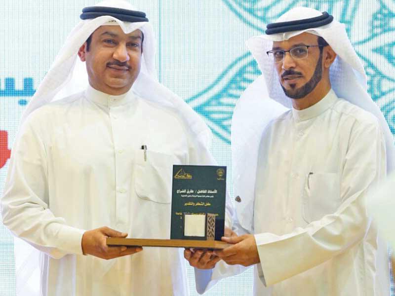 مسؤول «التربية» أثناء تكريم العمران