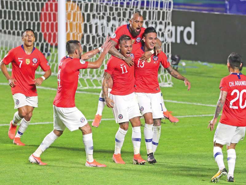 لاعبو منتخب تشيلي يحتفلون بأحد أهدافهم