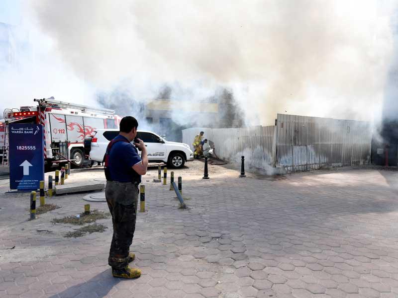 جانب من إخماد الحريق في شارع فهد السالم بالعاصمة       (تصوير نوفل إبراهيم)