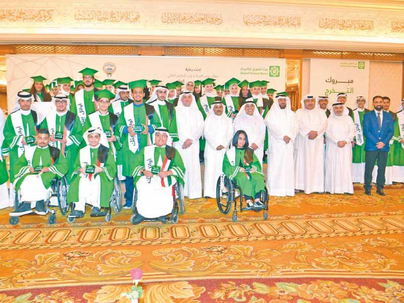 صورة جماعية للحربي والمقصيد ومندني مع المكرَّمين n