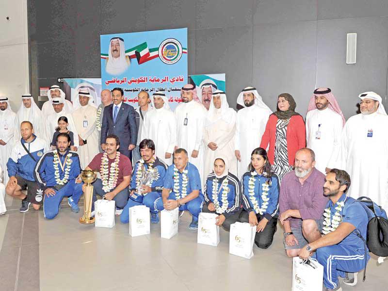 صورة جماعية لمنتخب الرماية بعد وصولهم إلى البلاد