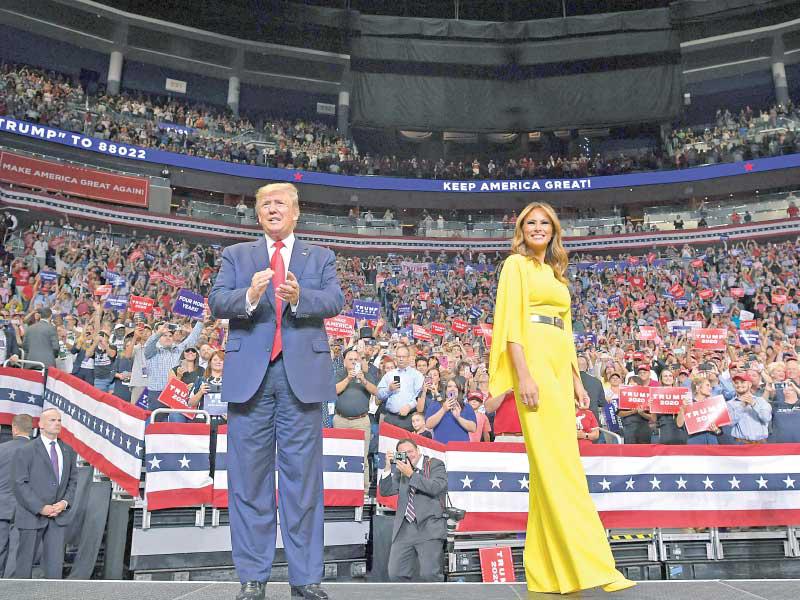 ترامب وزوجته ميلانيا في فلوريدا أمس الأول (أ ف ب)