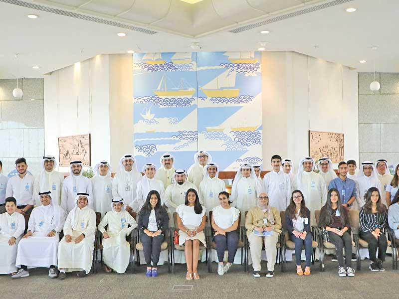 لقطة جماعية للطلبة مع قيادات «الوطني»