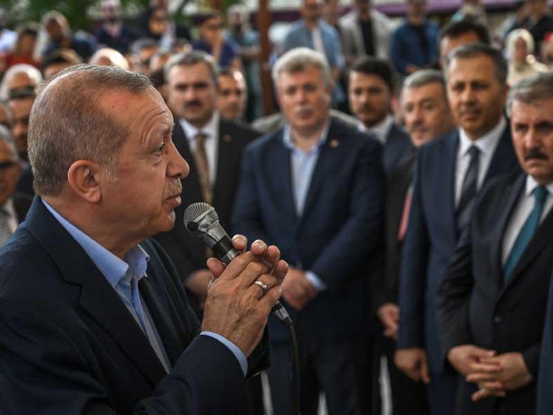 الرئيس التركي رجب طيب أردوغان يخاطب المشيعين وهو يحضر مراسم جنازة رمزية للرئيس المصري السابق