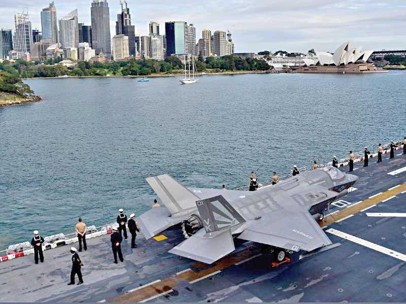 حاملة طائرات أميركية تعبر أمام شواطئ سيدني أمس الأولt (البحرية الأميركية)