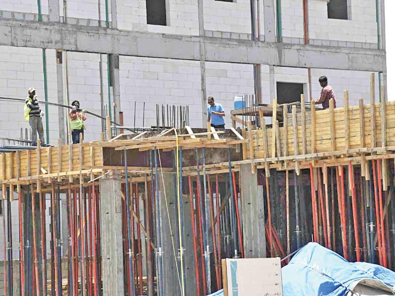 عمال يشتغلون وقت الظهيرة بالمخالفة لقرار الحظر