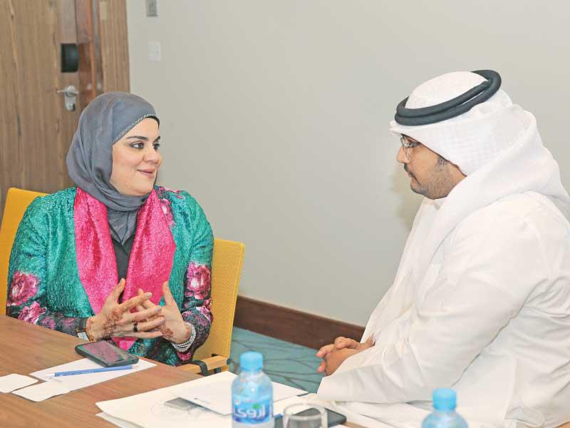 السويج متحدثةً إلى الزميل ناصر الخمري