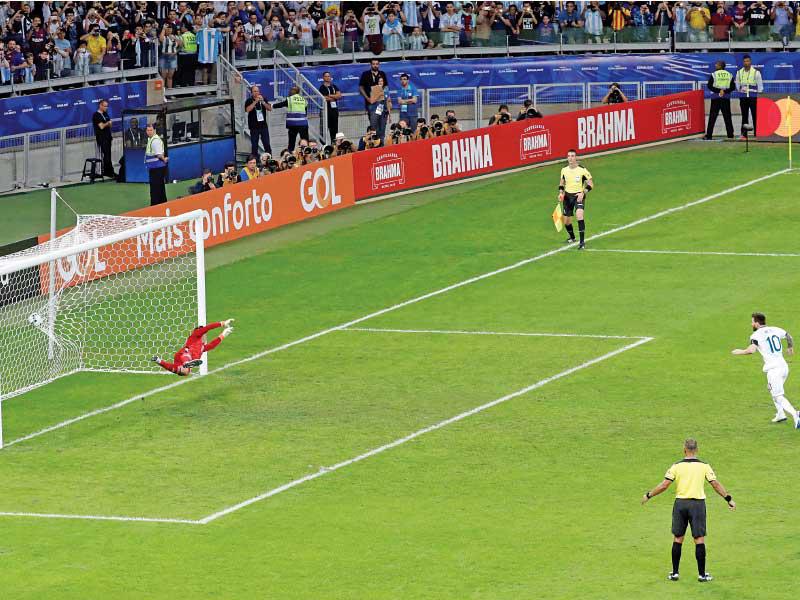 ميسي نجم المنتخب الأرجنتيني يحرز هدفه من ركلة الجزاء