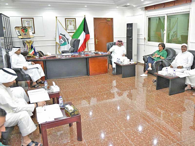 اليوسف وأعضاء مجلس إدارة اتحاد كرة القدم خلال الاجتماع