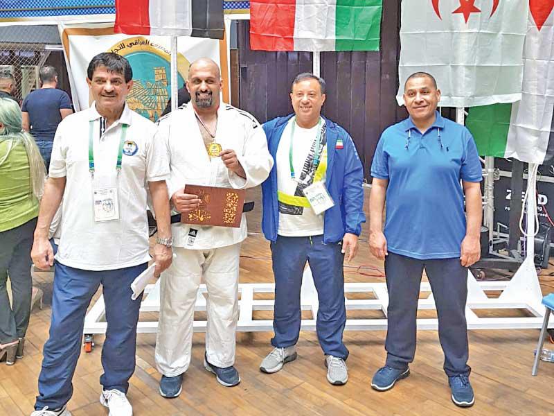 الخضر وبهبهاني والعريفي محتفلين بذهبية المسري