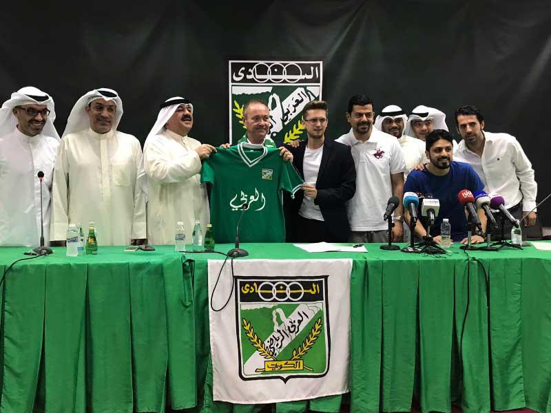 مارتينيز يحمل قميص الأخضر الذي يمثل العصر الذهبي