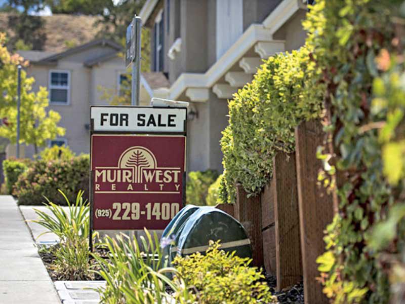 لافتات مثل هذه لا تزال نادرة مع استمرار إحجام أصحاب المنازل عن التوجه إلى شراء مساكن جديدة أو أكبر حجماً