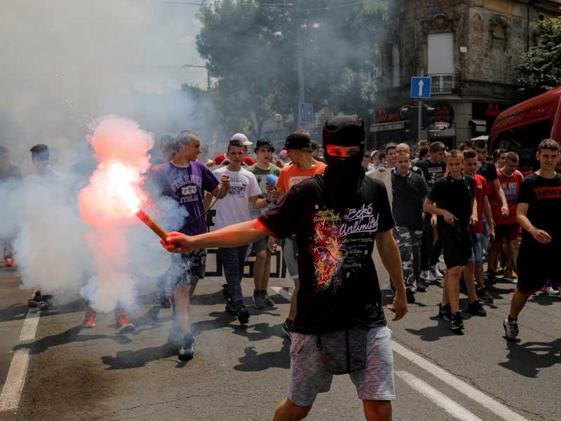 طالب في مدرسة ابتدائية يضيء مصباحًا أثناء احتجاج على تسرب اختبار الرياضيات في بلغراد