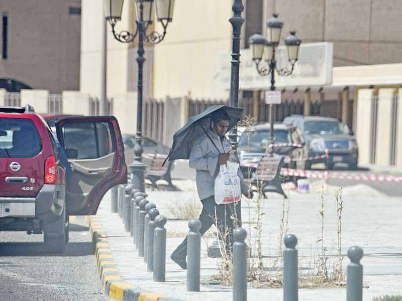 «الشمسية» ضرورية لاتقاء الطقس الحار 