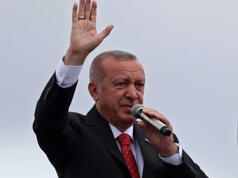 الرئيس التركي رجب طيب أردوغان يتحدث خلال تجمع انتخابي محلي لحزب العدالة والتنمية