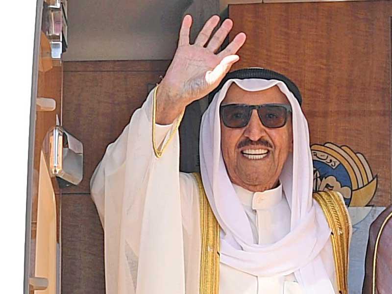 الأمير يحيي مودعيه لدى مغادرته بغداد أمس الأول