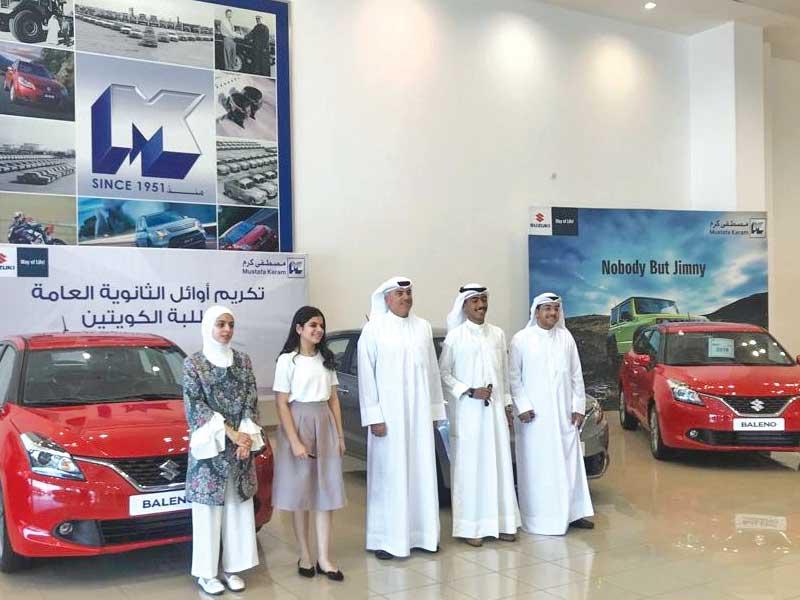 محمد مصطفى كرم والطلبة المكرمون وخلفهم سياراتهم