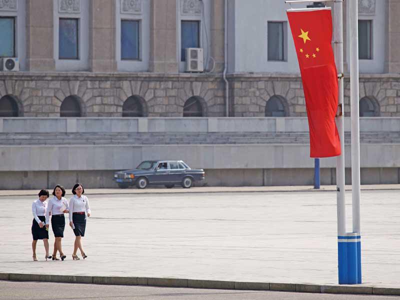 في أول زيارة لرئيس صيني لكوريا الشمالية منذ 14 عاماً، وفي لقاء يهدف إلى تجميع أوراقهما معاً، استُقبل شي جين بينغ أمس، في بيونغ يانغ، استقبالاً حاراً، في وقت يواجه كل من شي والزعيم الكوري الشمالي كيم جونغ أون تحديات مع الرئيس الأميركي دونالد ترامب. وفي الصورة طالبات كوريات شماليات في بيونغ يانغ بانتظار وصول رئيس الصين  (أ ف ب)