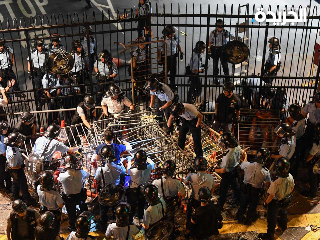 الشرطة تطهير المتاريس التي أقامها المتظاهرون خارج مقر الشرطة في هونغ كونغ 