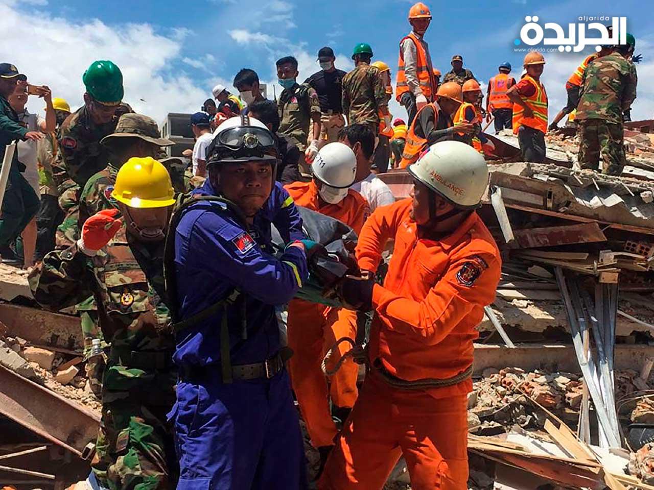 عمال الإنقاذ يزيلون ضحية من تحت الأنقاض بعد انهيار مبنى قيد الإنشاء في سيهانوكفيل