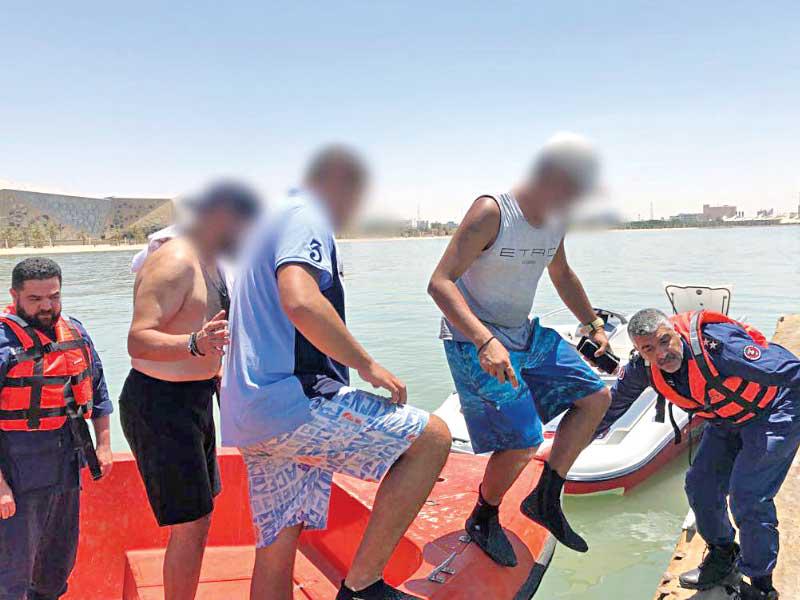 خلال عملية إنقاذ العالقين  أمس