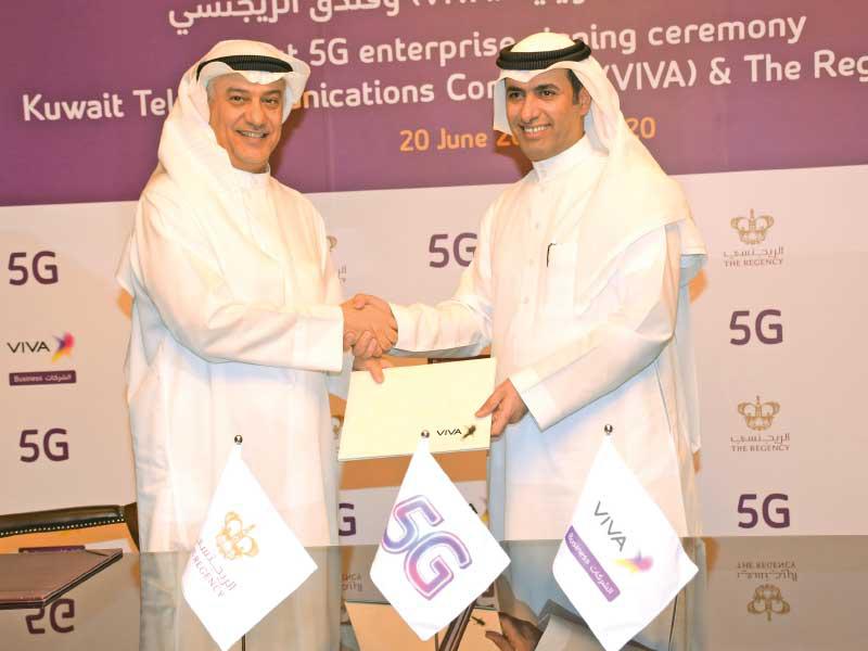 مزيد الحربي وجميل الصانع عقب توقيع الاتفاقية