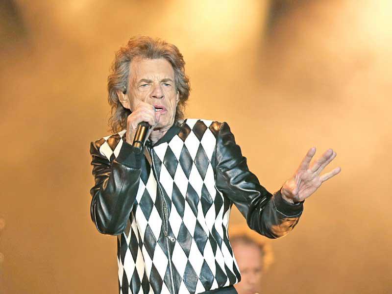 ميك جاغر يغني من جديد 