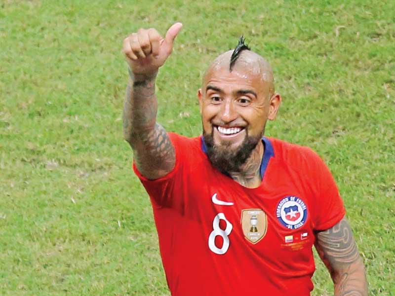 أرتورو فيدال لاعب وسط منتخب تشيلي وفريق برشلونة