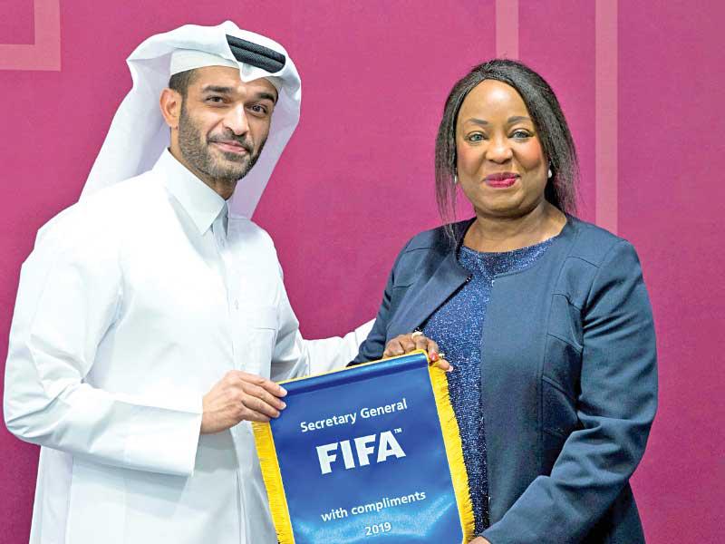 الذوادي إلى جانب سامورا الأمينة العامة للفيفا