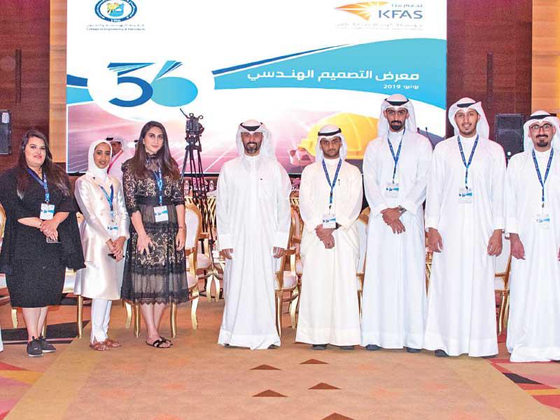 علي البغلي مع طلبة كلية الهندسة والبترول في معرض التصميم الهندسي