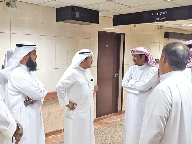 رضا متفقداً مستشفى مبارك