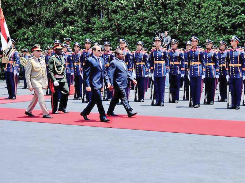 الرئيس المصري ونظيره الموزمبيقي يستعرضان حرس الشرف بقصر الاتحادية أمس