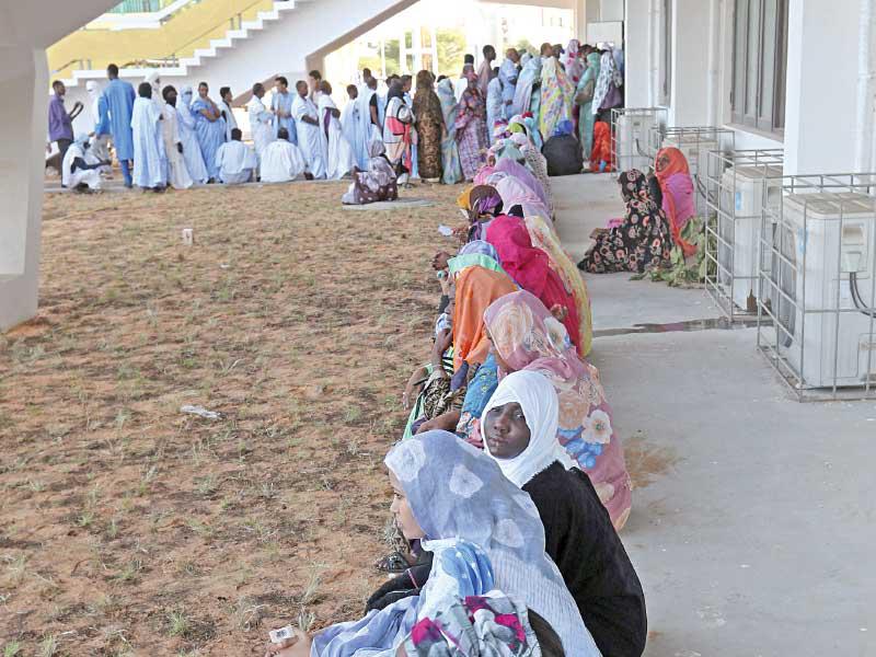 موريتانيات ينتظرن التصويت في نواكشوط أمس (إي بي إيه)