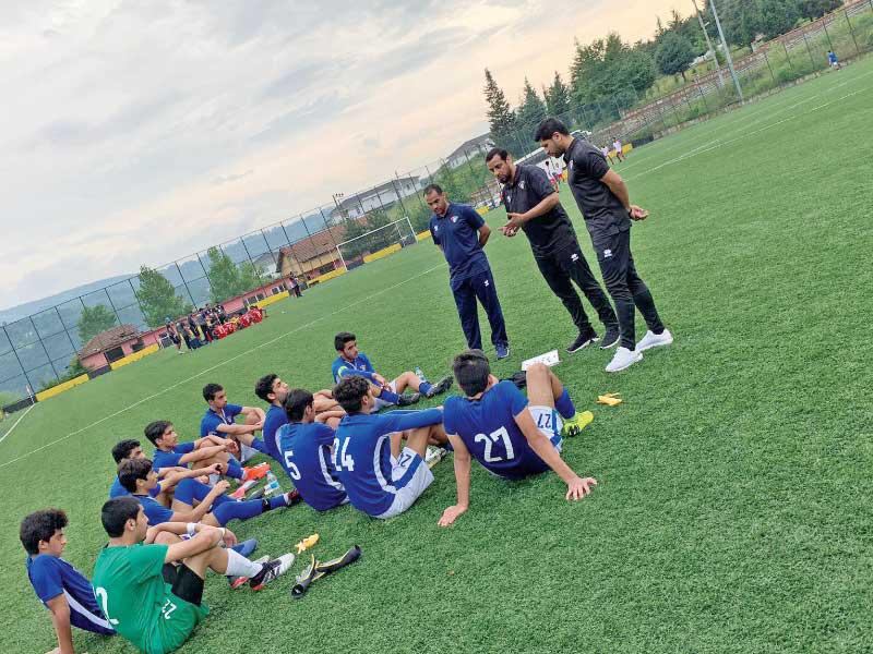 عبيد يوجه لاعبي الأزرق بين شوطي اللقاء