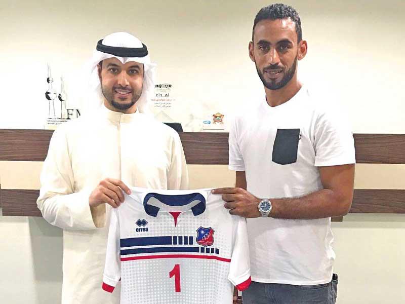 صورة أرشيفية لعبدالله جاسم ومدير اللعبة محمد النصف 