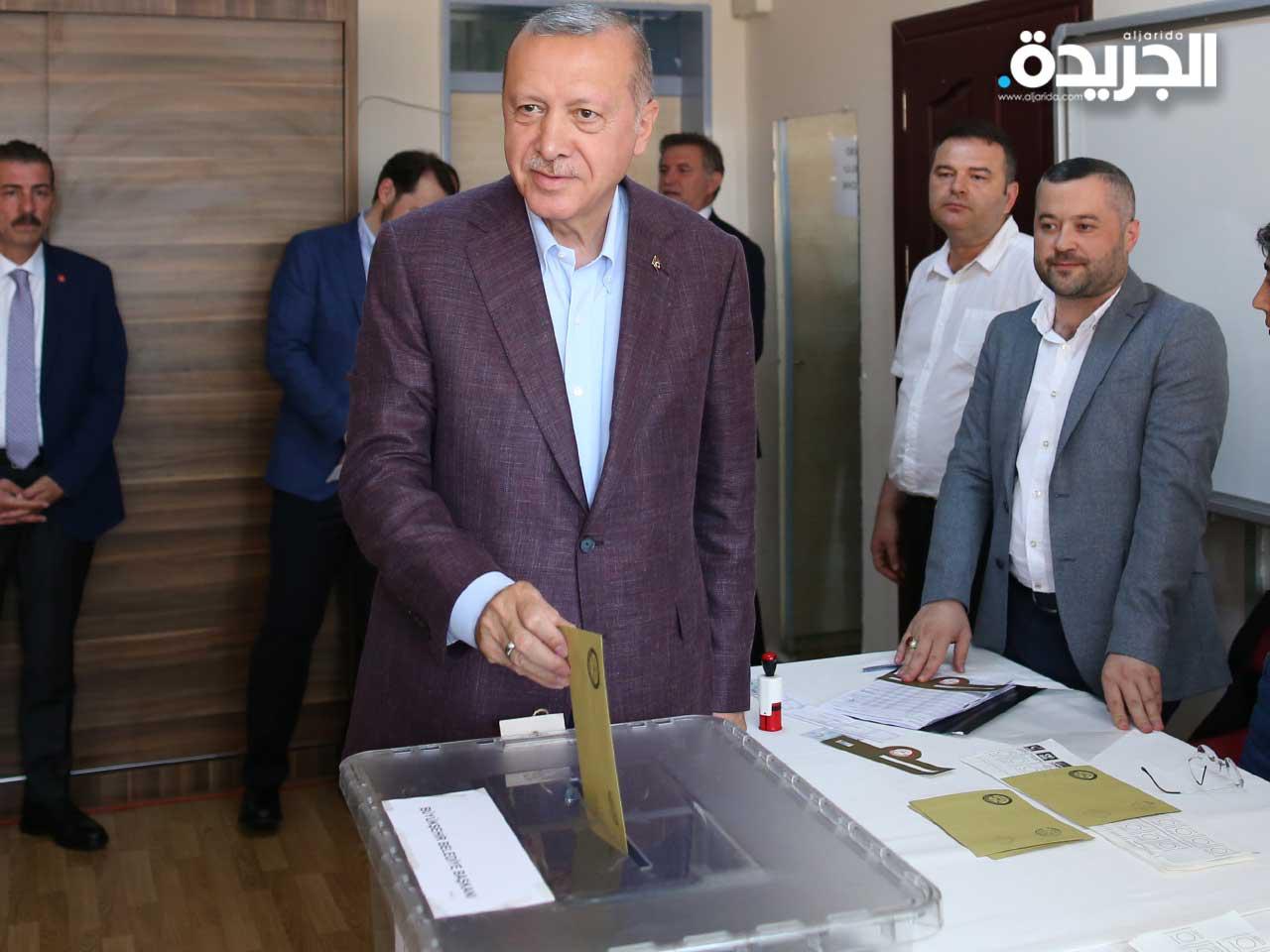 الرئيس التركي رجب طيب اردوغان اثناء ادلائه بصوته في انتخابات الاعادة لرئاسة بلدية اسطنبول
