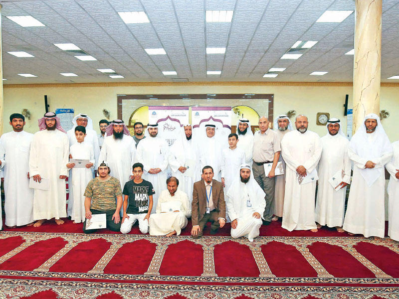 لقطة جماعية مع الفائزين في المسابقة