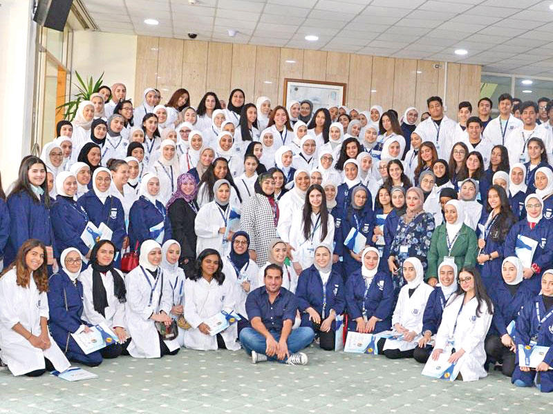 صورة جماعية للطلبة المشاركين في دورة «الأبحاث»