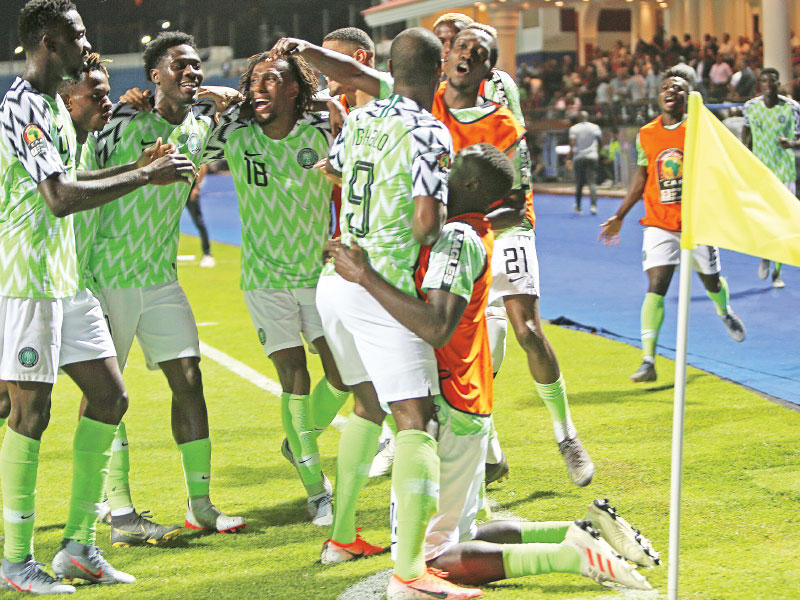 فرحة لاعبي منتخب نيجيريا بهدف الفوز 