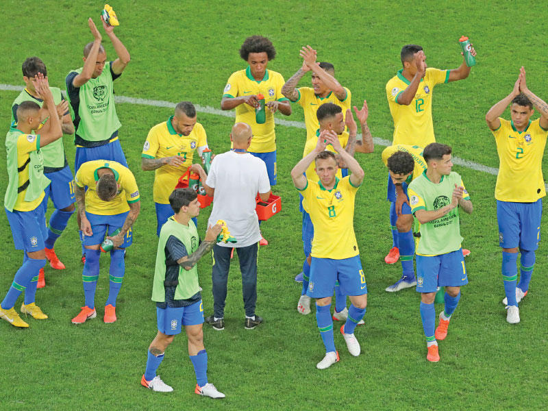 لاعبو المنتخب البرازيلي بعد الفوز على بيرو