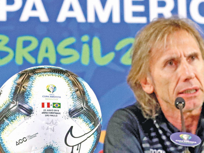 الأرجنتيني ريكاردو جاريكا مدرب منتخب بيرو