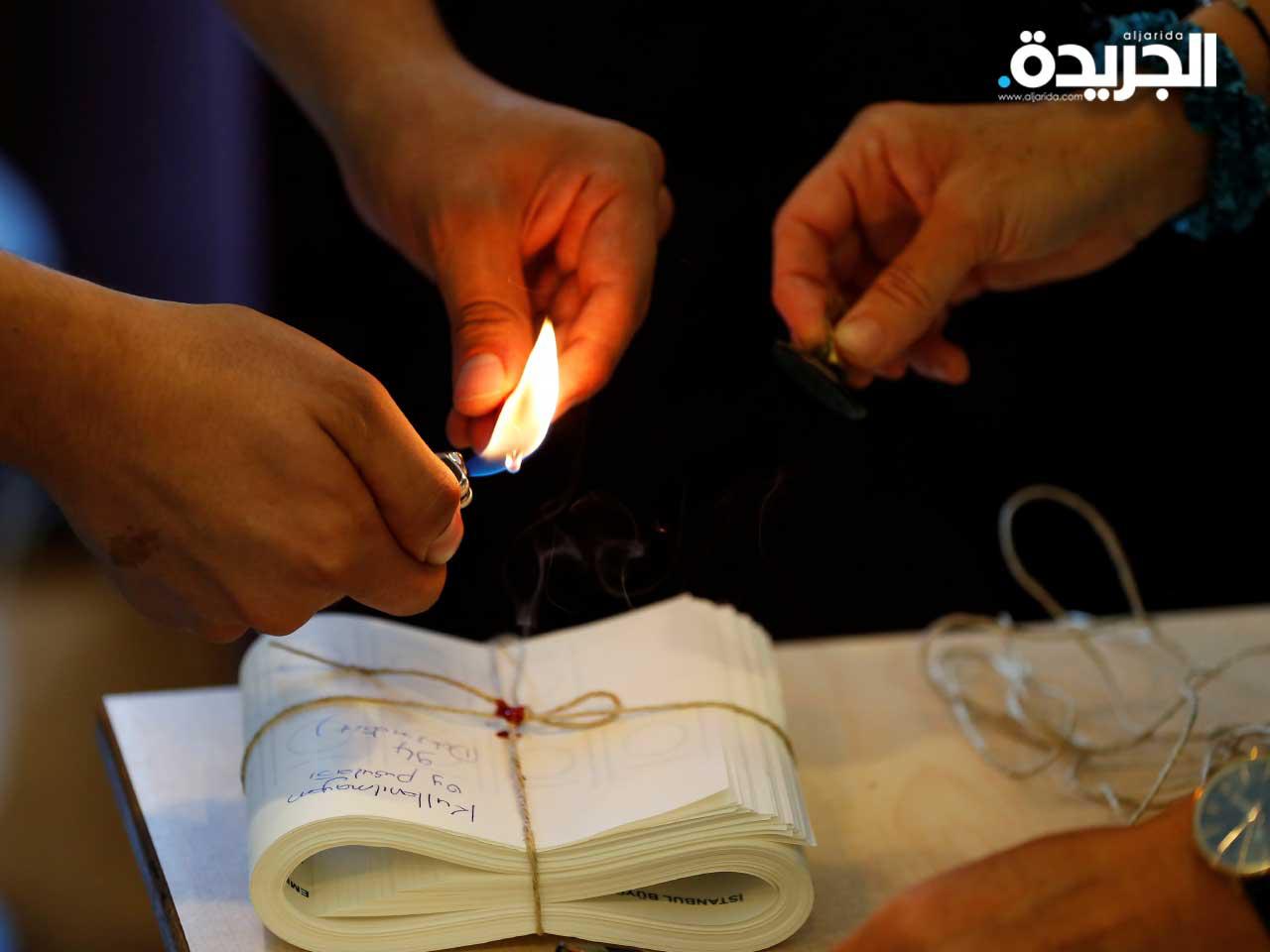 وضع مسؤولو الانتخابات ختمًا للشمع على مجموعة من أوراق الاقتراع أثناء فرز الأصوات في أحد مراكز الاقتراع في إسطنبول