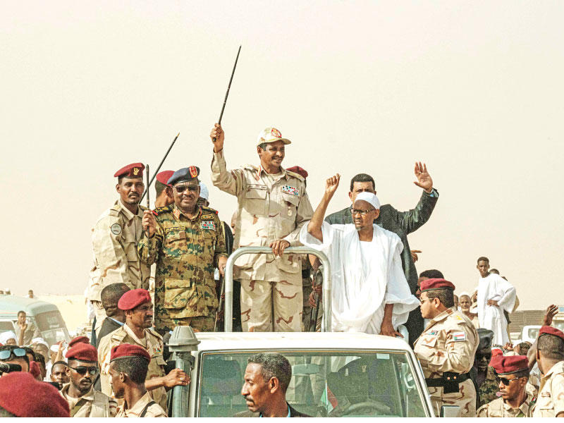  حميدتي يحيي حشداً في أبراق أمس الأول (أ ف ب)