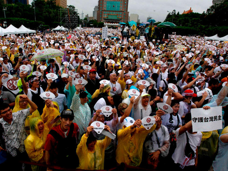  الآلاف من المتظاهرين الأمطار الغزيرة في تايوان أمس