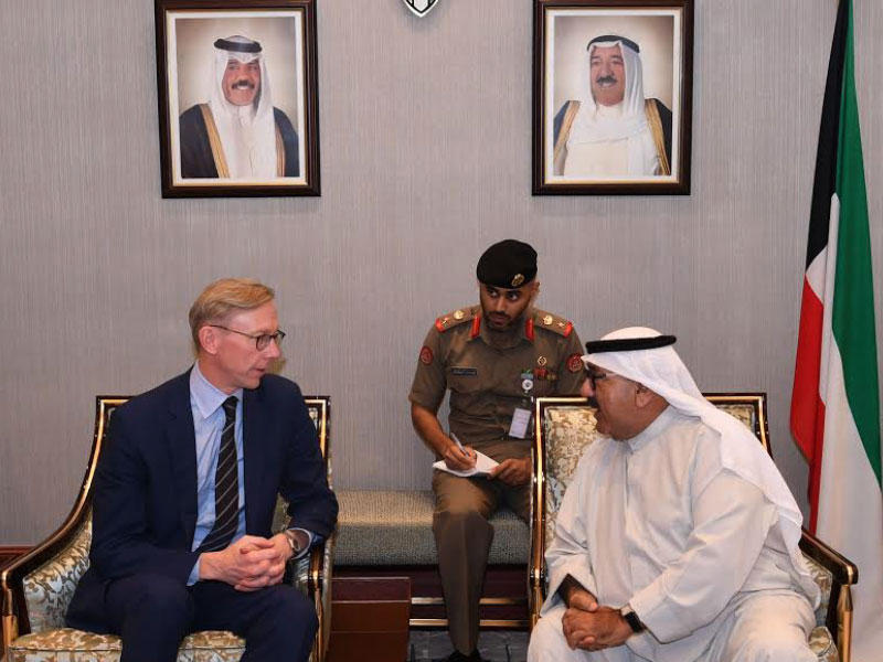 ناصر الصباح مستقبلاً المبعوث الأميركي الخاص للشؤون الإيرانية براين هوك أمس