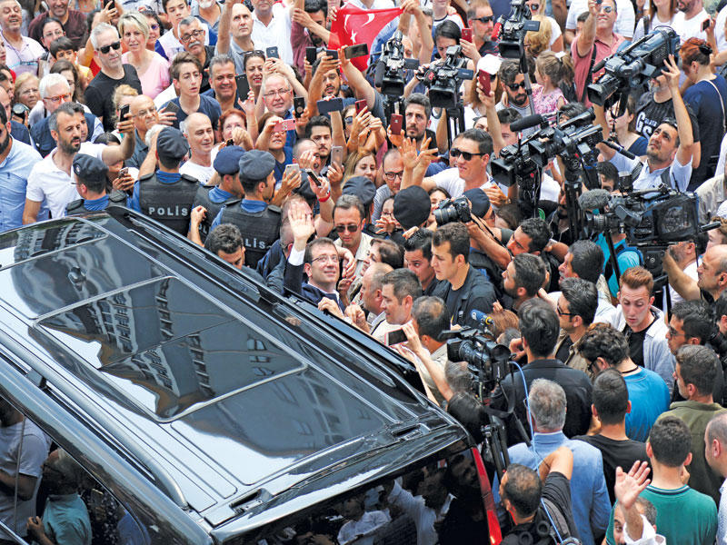 إمام أوغلو بين المئات من أنصاره بعد إدلائه بصوته في إسطنبول أمس (رويترز)