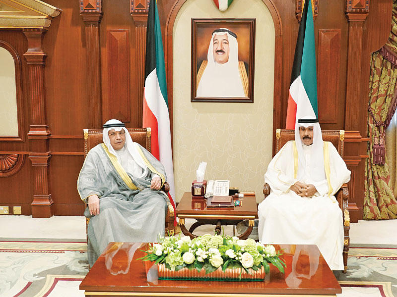 سمو ولي العهد يستقبل وزير الداخلية