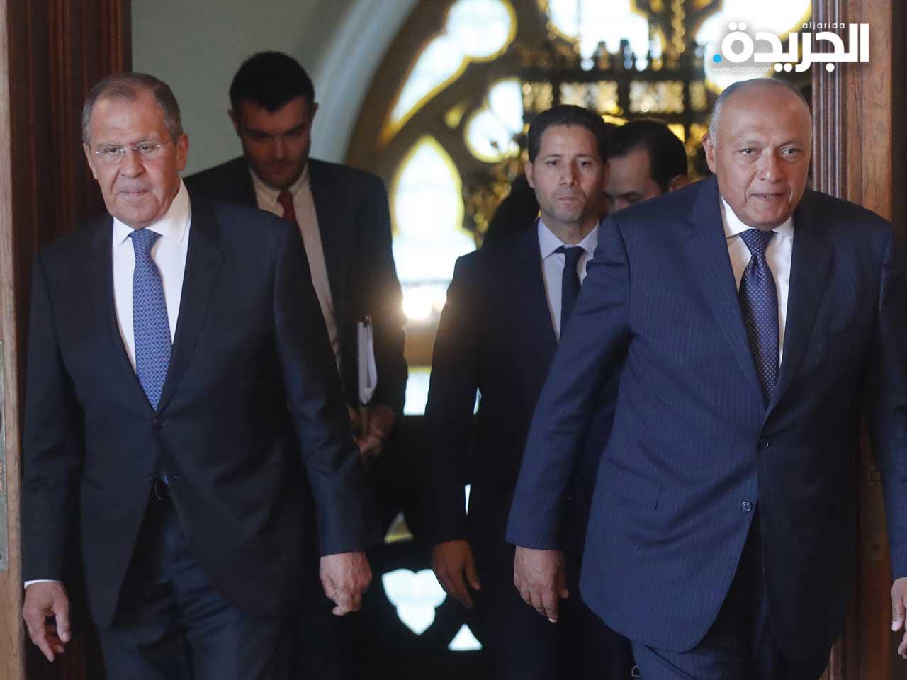 وزير الخارجية الروسي سيرجي لافروف  ووزير الخارجية المصري سامح شكري  يدخلان قاعة خلال اجتماعهما في موسكو ، روسيا