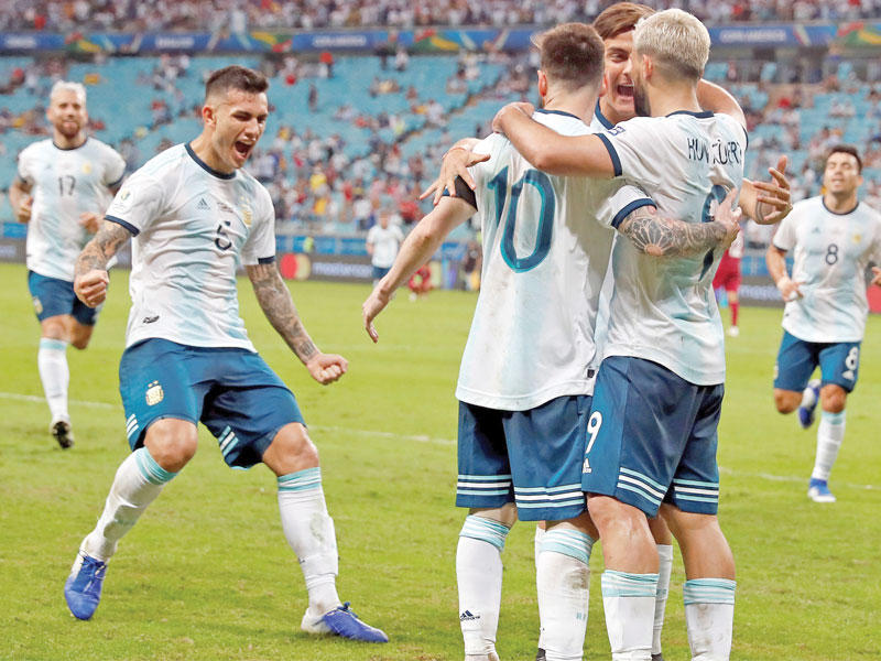 فرحة لاعبي المنتخب الأرجنتيني بهدف أغويرو في مرمى قطر